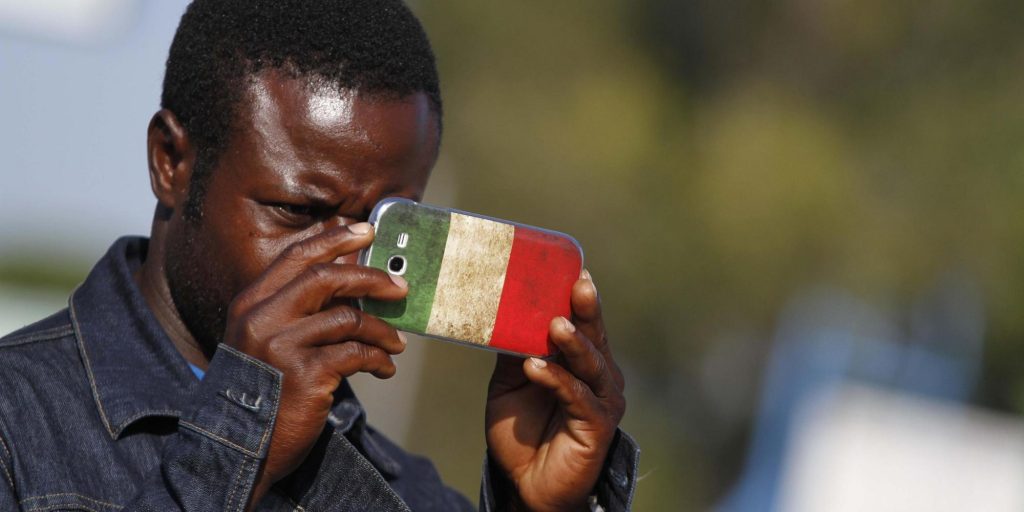 Un momento della manifestazione 'Stop al razzismo', promossa dal Movimento Migranti e Rifugiati di Caserta, con un gruppo di immigrati in corteo a Castelvolturno, nel casertano, in risposta alla concomitante manifestazione di Milano "Stop Invasione", organizzata dalla Lega Nord e dal segretario Matteo Salvini, 18 Ottobre 2014. ANSA/ CESARE ABBATE