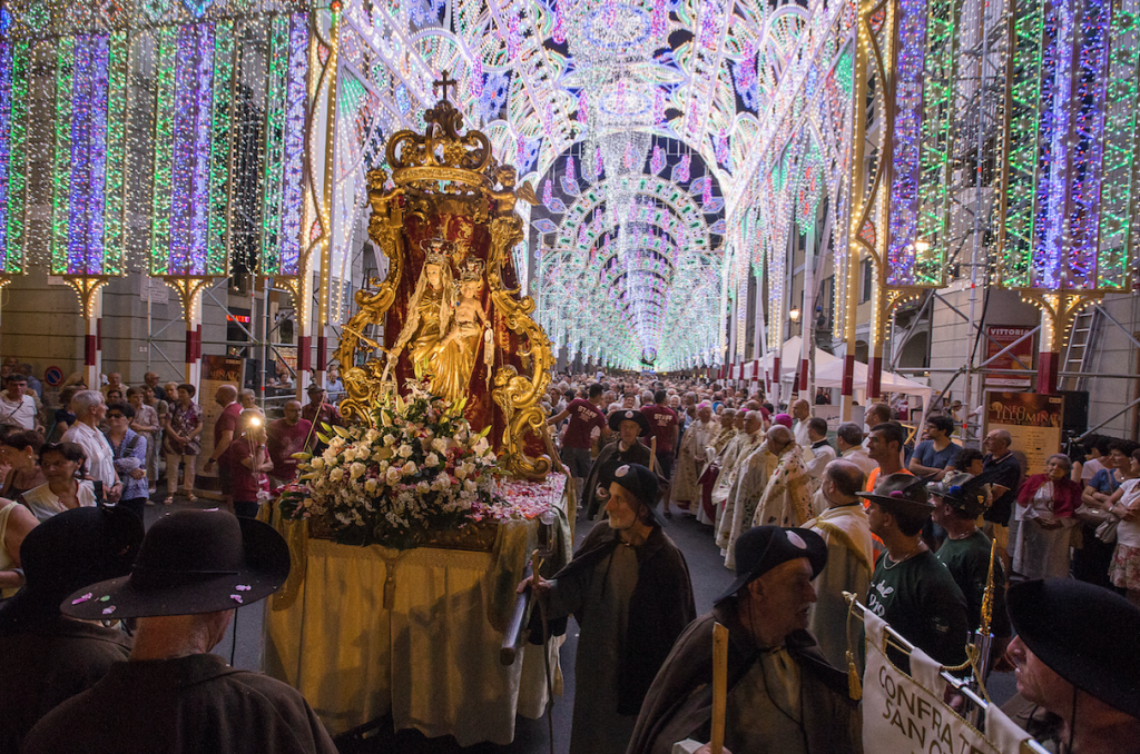 Questa-sera-la-processione-per-la-Madonna-del-Carmine-1024x678
